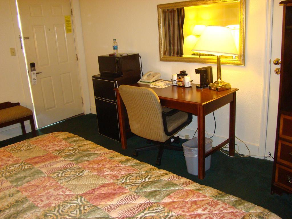 Aderi Hotel Near Bucknell University Lewisburg Room photo